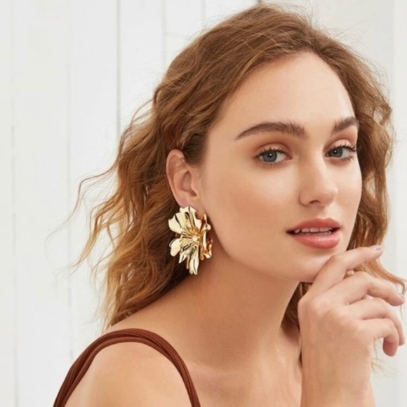 3/$30 💛 Exaggerated Flower Stud Earrings - Picture 3 of 7